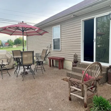 Charming 2-bedroom townhome with High Speed wifi and smart TV’s in Radcliff