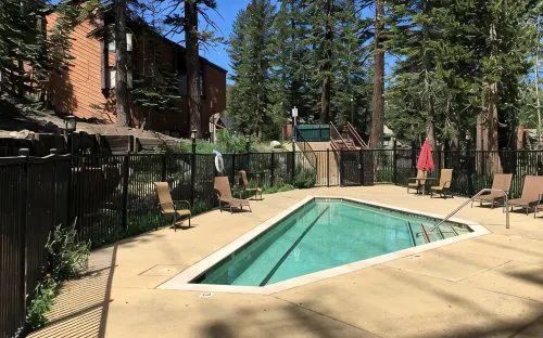 Easy walk to Canyon Lodge, private garage, EV charger. Great for families.