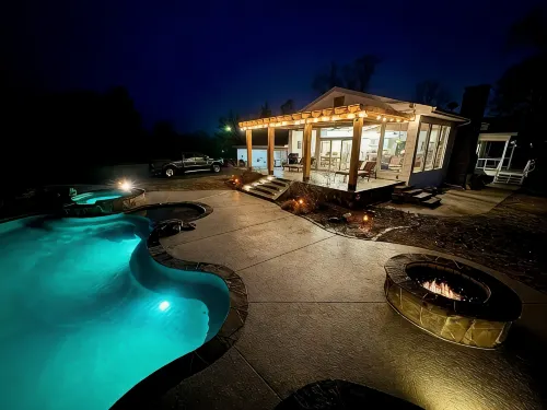 WATERFRONT exclusive 4-bedroom house, pool/hot tub on 15 acres, fenced & gated! - 民宿