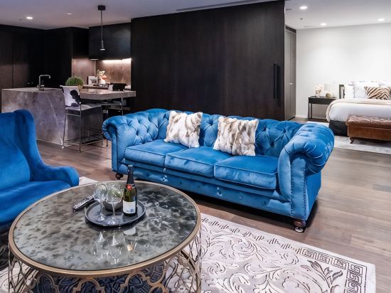 Luxury Melbourne CBD Apt in Iconic QT Hotel