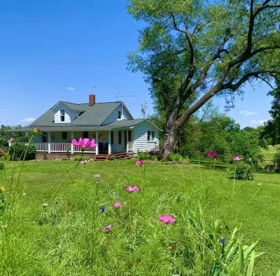 Our 80-Acre Farm, Lake, Nature Trail, Bonfires, Starry Nights  2 Miles Grafton - Wifi