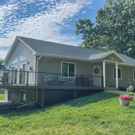 Cheerful cottage w/ fireplace. Great location for exploring the Lake Pepin area!