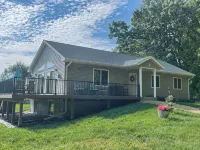 Cheerful cottage w/ fireplace. Great location for exploring the Lake Pepin area!