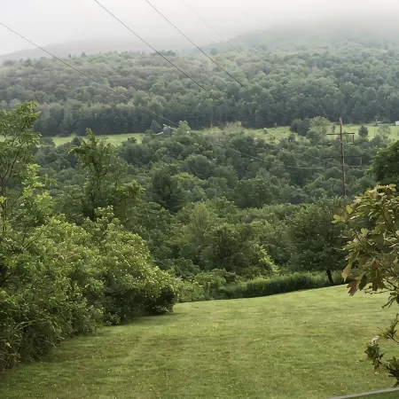Beautiful 2nd story apartment 10 minutes from 2 state parks.