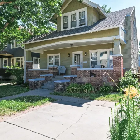 Midtown Manor: Full Kitchen + A/C + Backyard + Washer & Dryer