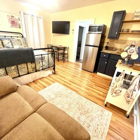 Historic Hilltop Guesthouse - Charming studio/cottage one block from downtown