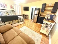 Historic Hilltop Guesthouse - Charming studio/cottage one block from downtown