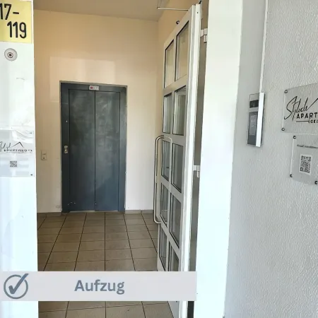 Close to the city center with parking space, balcony, lockable bike box & charging station