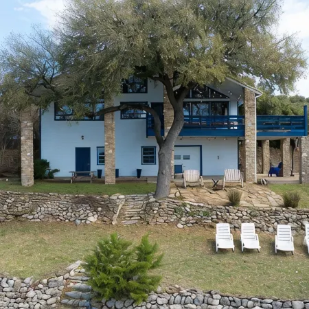 Peaceful Lake Front Home Sleeps 12