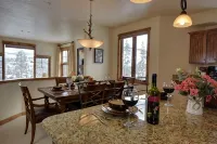 Luxury, END UNIT townhome w/amazing views & privacy. High-end furnishings. Cozy. - breakfast