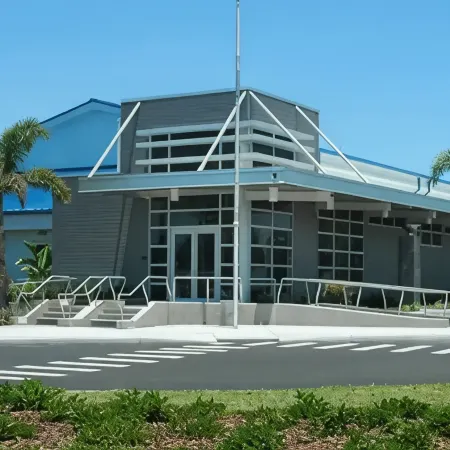 5 Min>Beach Remodeled 2 bed 2 Bath Condo With Pool and Grill and King bed!