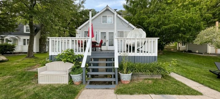Cottage right on the lake; 2 separate properties available! Hotels in Barry County