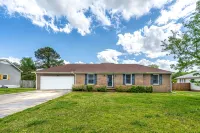 NEW! Fully stocked luxury home 5 min to I-65/I-72.