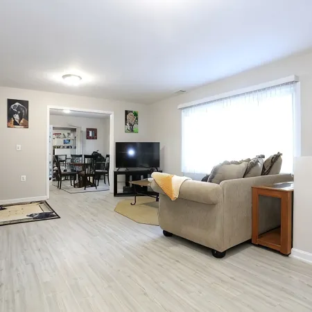 Global Vibes Parlor Renovated home,1 min to golf course & close to two stadiums