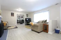 Global Vibes Parlor Renovated home,1 min to  golf course & close to two stadiums - Wifi