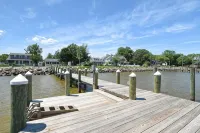 Sunnyside Up - Small Dog Friendly Waterfront Cottage