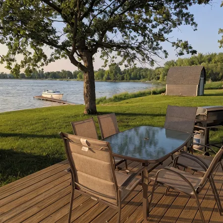 Cozy 3-bedroom cabin just steps from the lake!