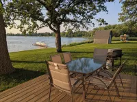 Cozy 3-bedroom cabin just steps from the lake!