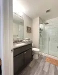 Downtown Oasis: Steps to Dining & Sights. Pool + Gym in Building - balcony