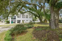 JD’s Zebras - Redesigned Historic School Guesthouse, Old BSL, Steps to Beach - 4-Star