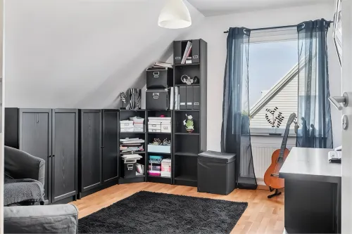 5-Bed-Rooms House with Jacuzzi, Free Parking, and 2 Toilets-Bath in Malmö