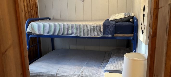 Canary Cottage: Lakeside, Boat Slip, Beach, Family Friendly Hoteles en Municipio de Hamlin