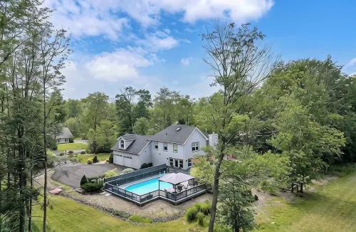 Poconos Spacious 6-Bedroom House in Marvelous Blakeslee WPool Gamerooms Hot Tub - Luxury