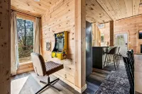 Christmas in Modern Mt Cabin-Dollywood, Downtown, Zipline w/ Hot Tub,Grill,Games - 4-Star