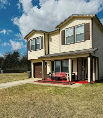 Cozy 5 Bedroom/ 9 Beds, 3 Full Baths with Game Room - Homestays