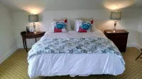 No hidden cleaning charges.  Huge 3bd/3ba apartment with tons of waterviews. - balcony