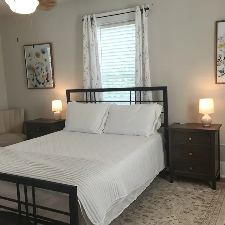 Magnolia Hideaway 2-BR Apt in center of Town of Colonial Beach
