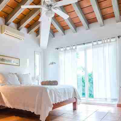Contemporary Villa in Lush,Tropical, Private Paradise Rooms