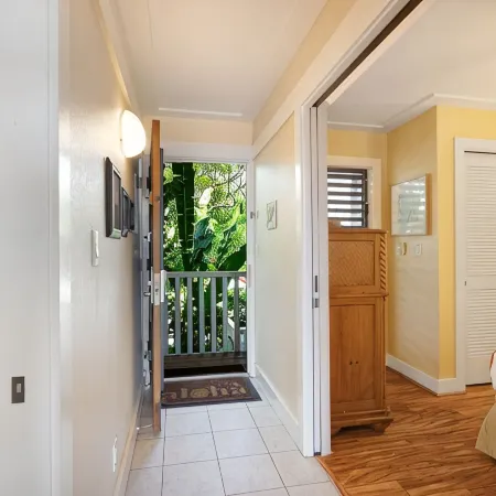 Remodeled Condo with / AC. Short Walk to Beach, Starbucks, and Shops.