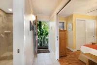 Remodeled Condo with / AC. Short Walk to Beach, Starbucks, and Shops.