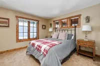 Peaceful Cabin with a hot tub and outdoor fireplace. Ski in ski out property.
