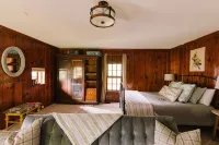 Historic 19th Century Cabin in Greenville - Hytter