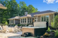 Luxury Estate–Pool, Pool House, Theater, Game Room, Putting Green–Steps to Beach - Wifi