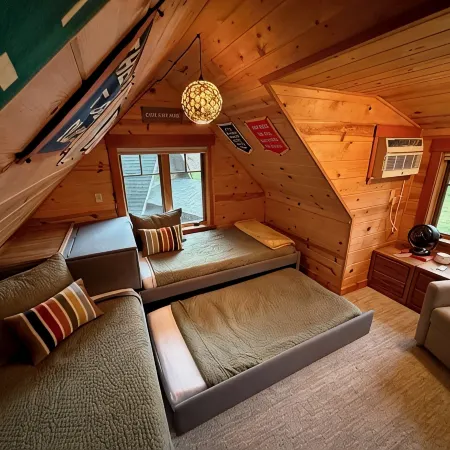 Charming Waterfront Cabin in McKenzie Bridge with WiFi, AC