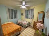 Authentic 3 bedroom Vieques house, quiet neighborhood, 10 minute walk to ferry.