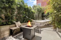 Dreamy Venice Beach 5BR House with Rooftop & Steps to Beach - 4성급