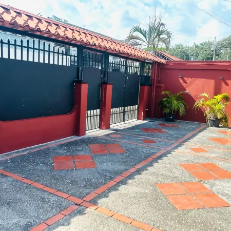 Private residential home for 8 with private pool; 5 min walk to Jacó Beach.