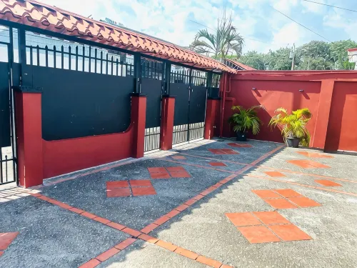 Private residential home for 8 with private pool; 5 min walk to Jacó Beach.