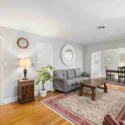 Spacious 2Bd/1BTH +80" TV Movie Room Others