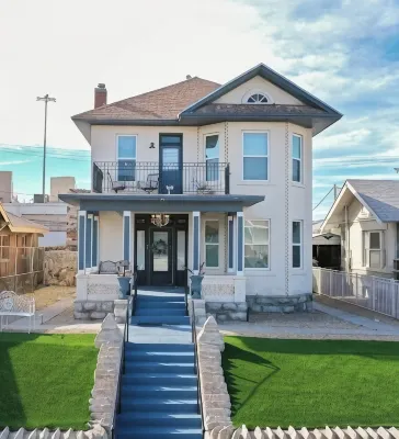 Elegant Victorian Parlor - homestay
