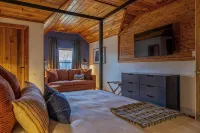 Mountain Mama Cabin Luxury Getaway on NR Gorge Rim! Hot+Cold Tubs/Sauna/Games - 4-Star