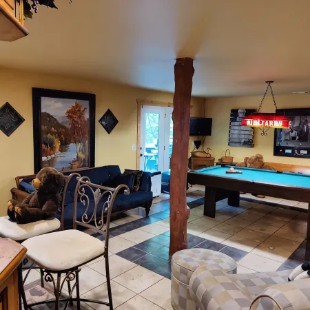 'BEARADISE CHALET' UNIQUE Secluded Retreat Estate (WHO'LD GUESS IT'S IN TOWN