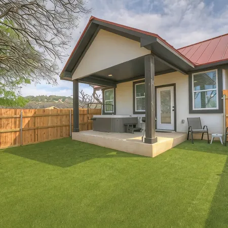 Modern Casita with Hot Tub Six Minutes from Main Street