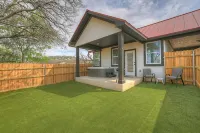 Modern Casita with Hot Tub Six Minutes from Main Street - 4-Star