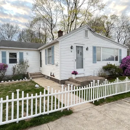 3-Bed 19thC Cottage 9minutes from  Misquamicut Beach
