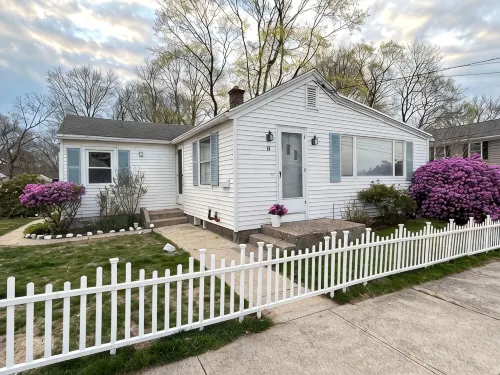 3-Bed 19thC Cottage 9minutes from  Misquamicut Beach